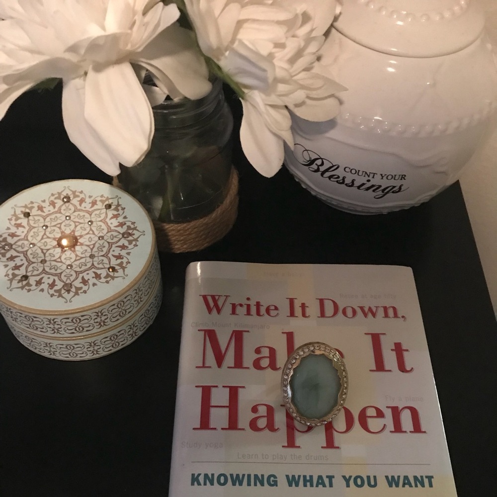 Dainty gold ring! - Picture 3 of 7